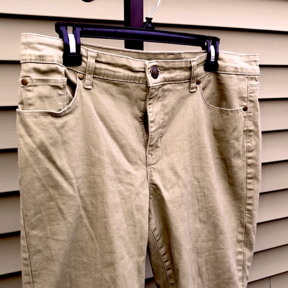 NEW LISTING! Denim Capris - Picture 3 of 6